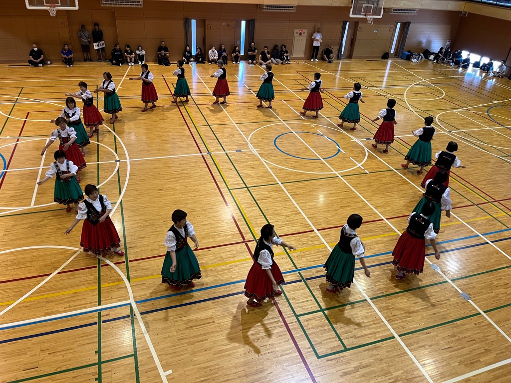 大会に花を添えたフォークダンス茶々のみなさん