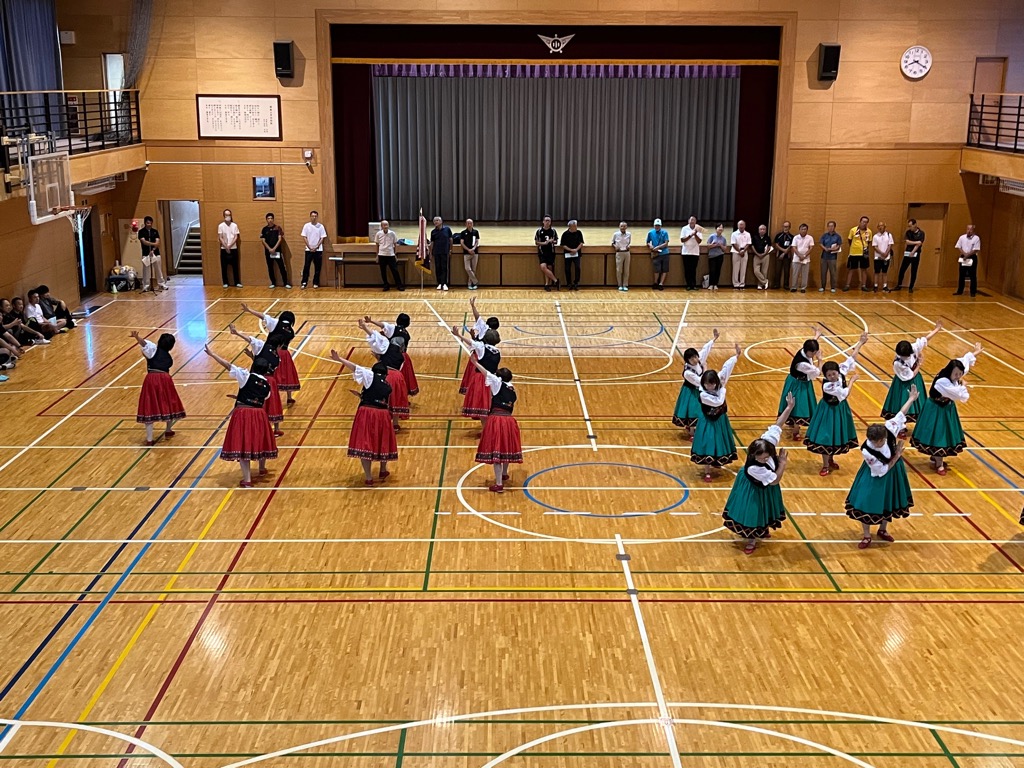 大会に花を添えたフォークダンス茶々のみなさん