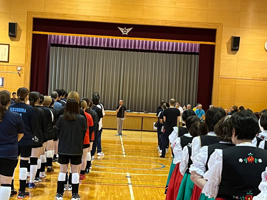 開会式で挨拶する森平町長（写真中央）