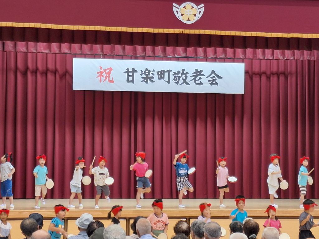 「めぶきの森かんら」の園児による遊戯（エイサー）