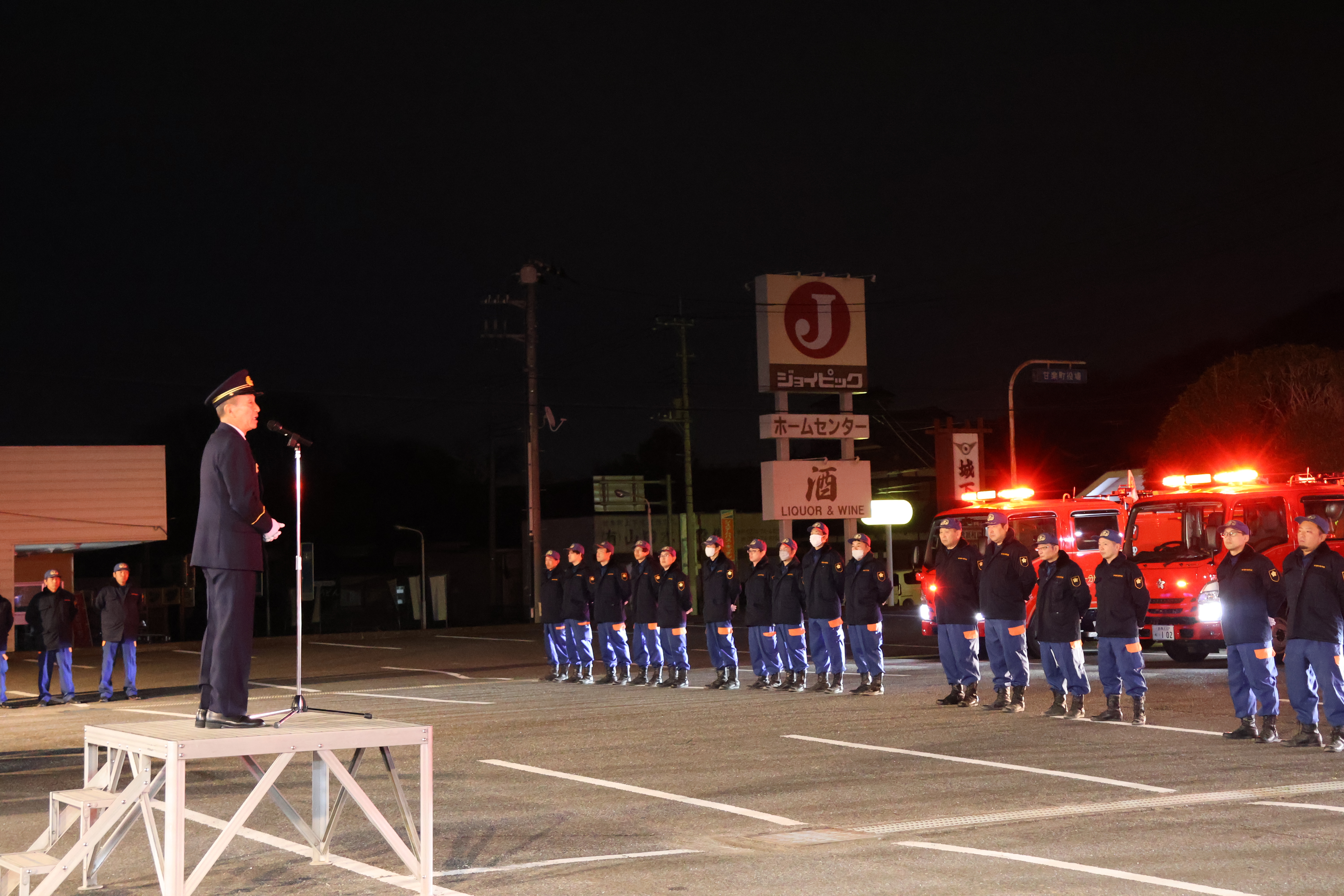 消防団員を激励する森平町長