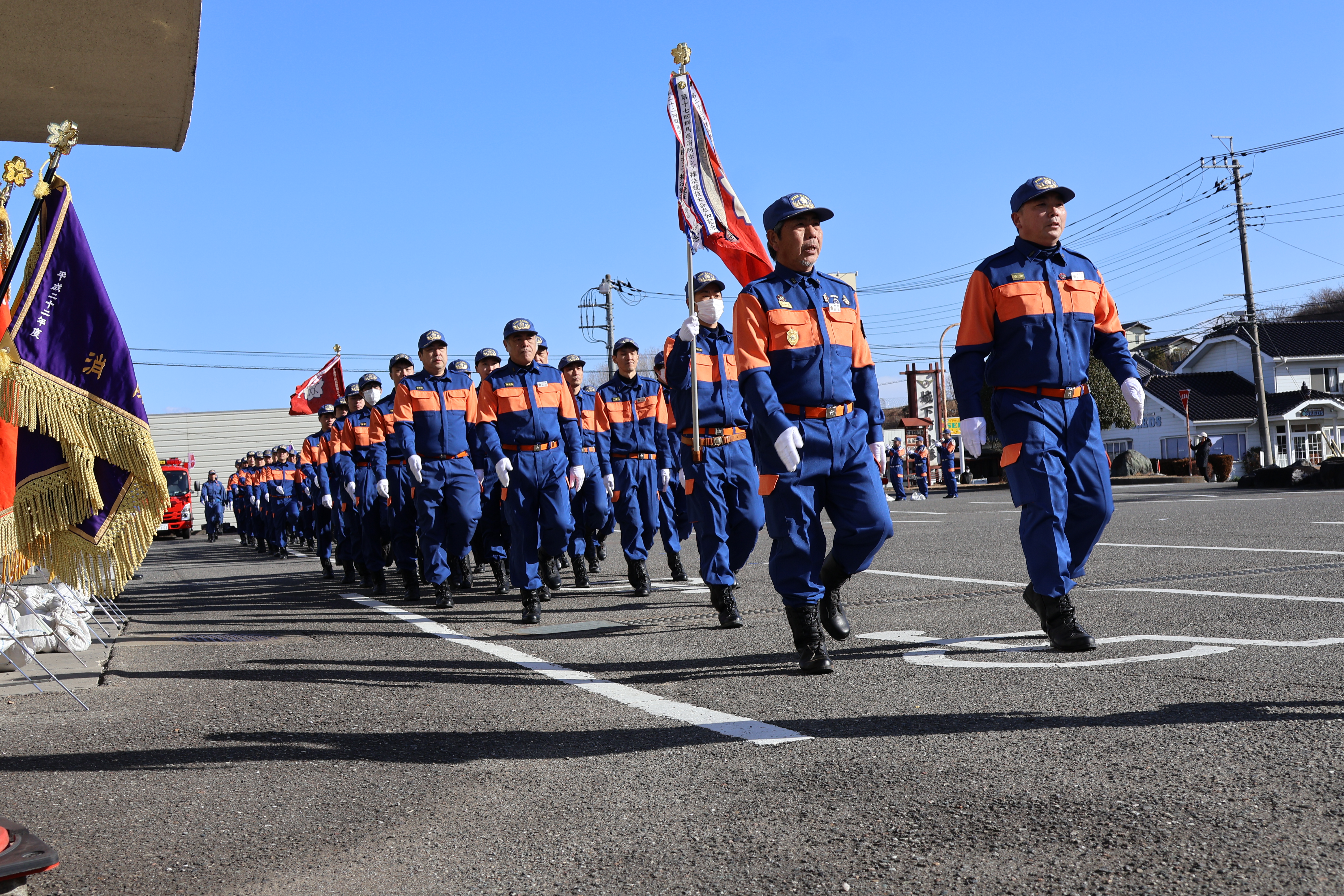 井上団長先頭に力強い分列行進！