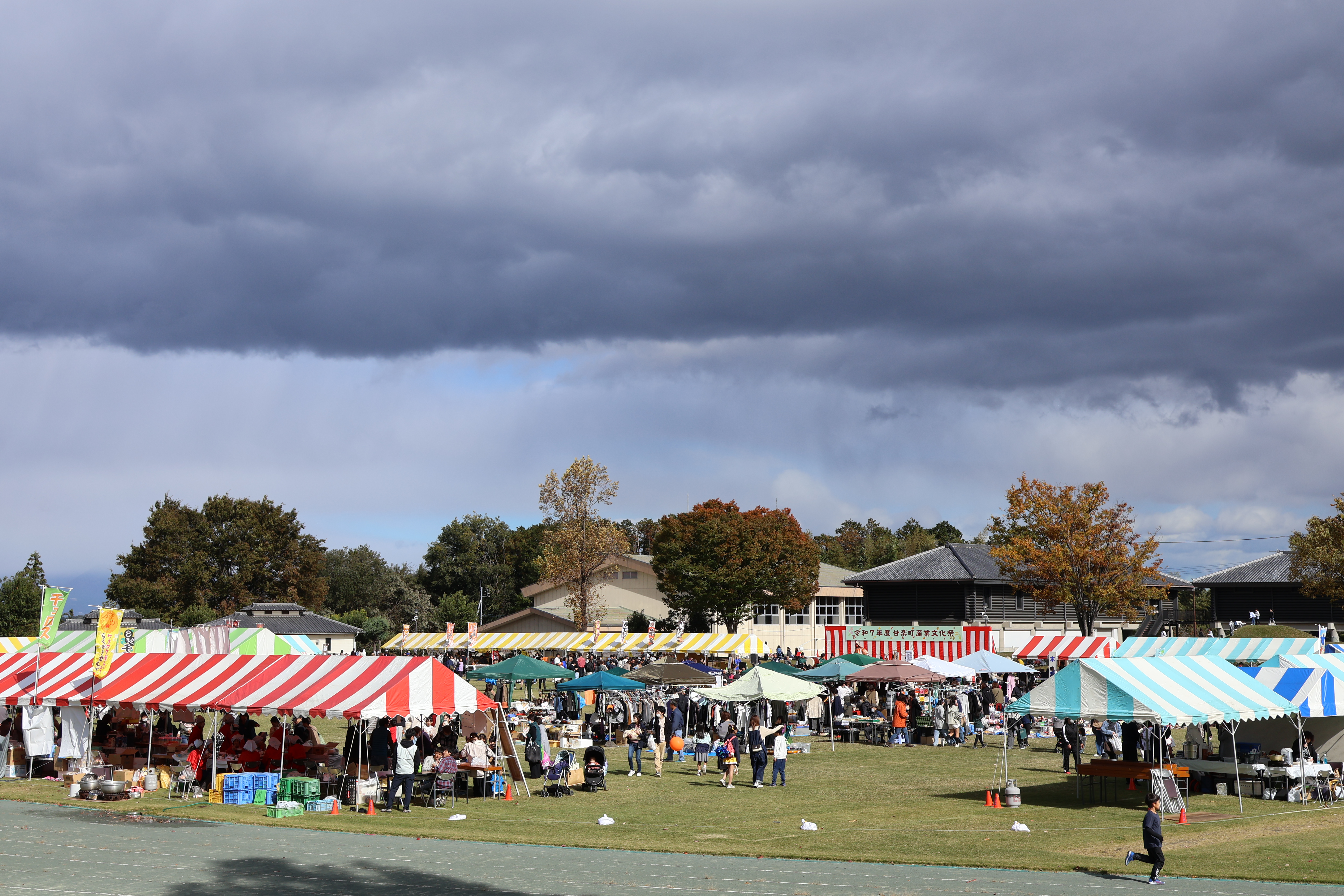 お祭り広場の様子