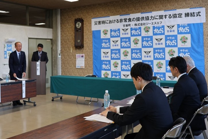 挨拶を述べる森平町長（左）