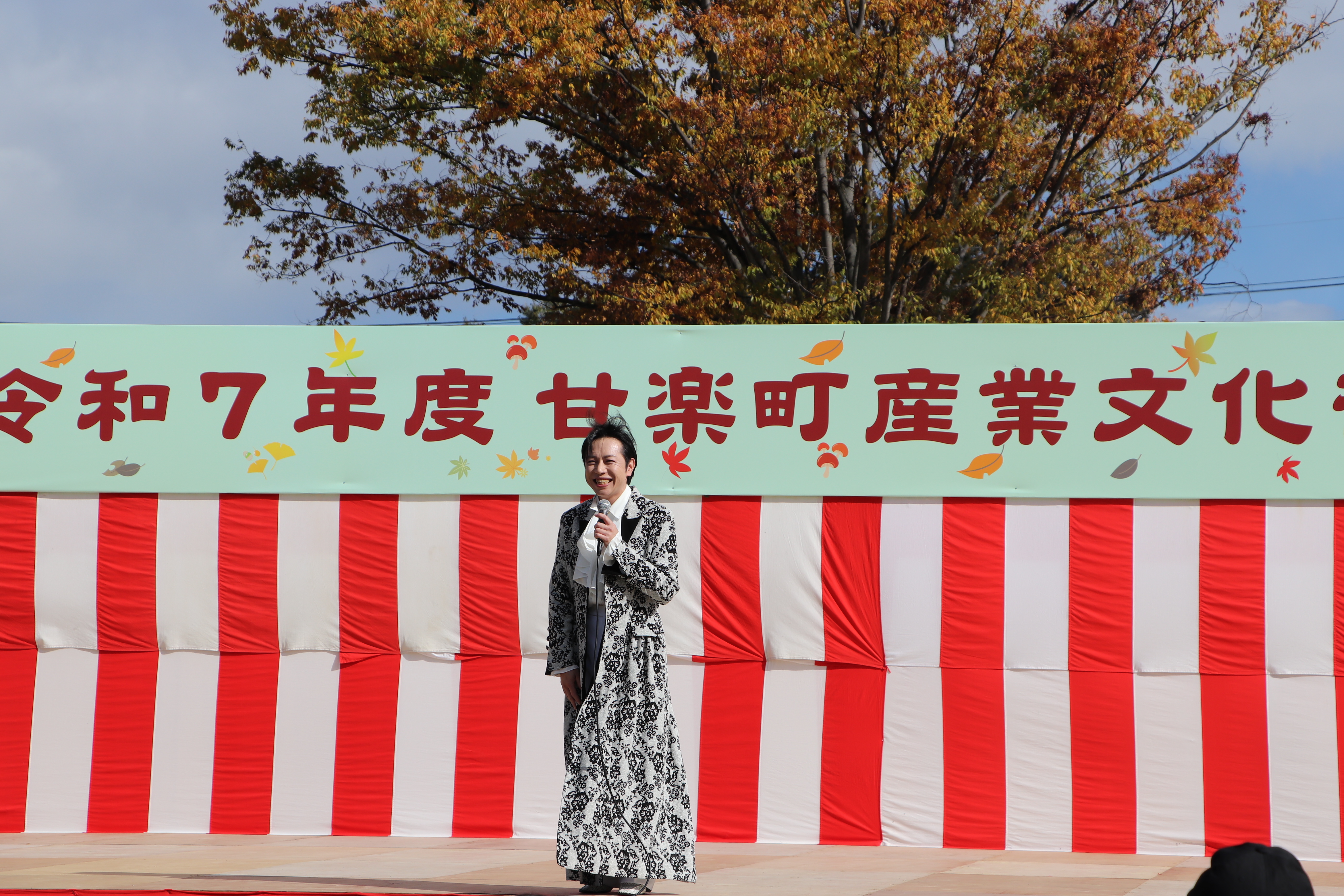 特設ステージで中野新太郎歌謡ショー