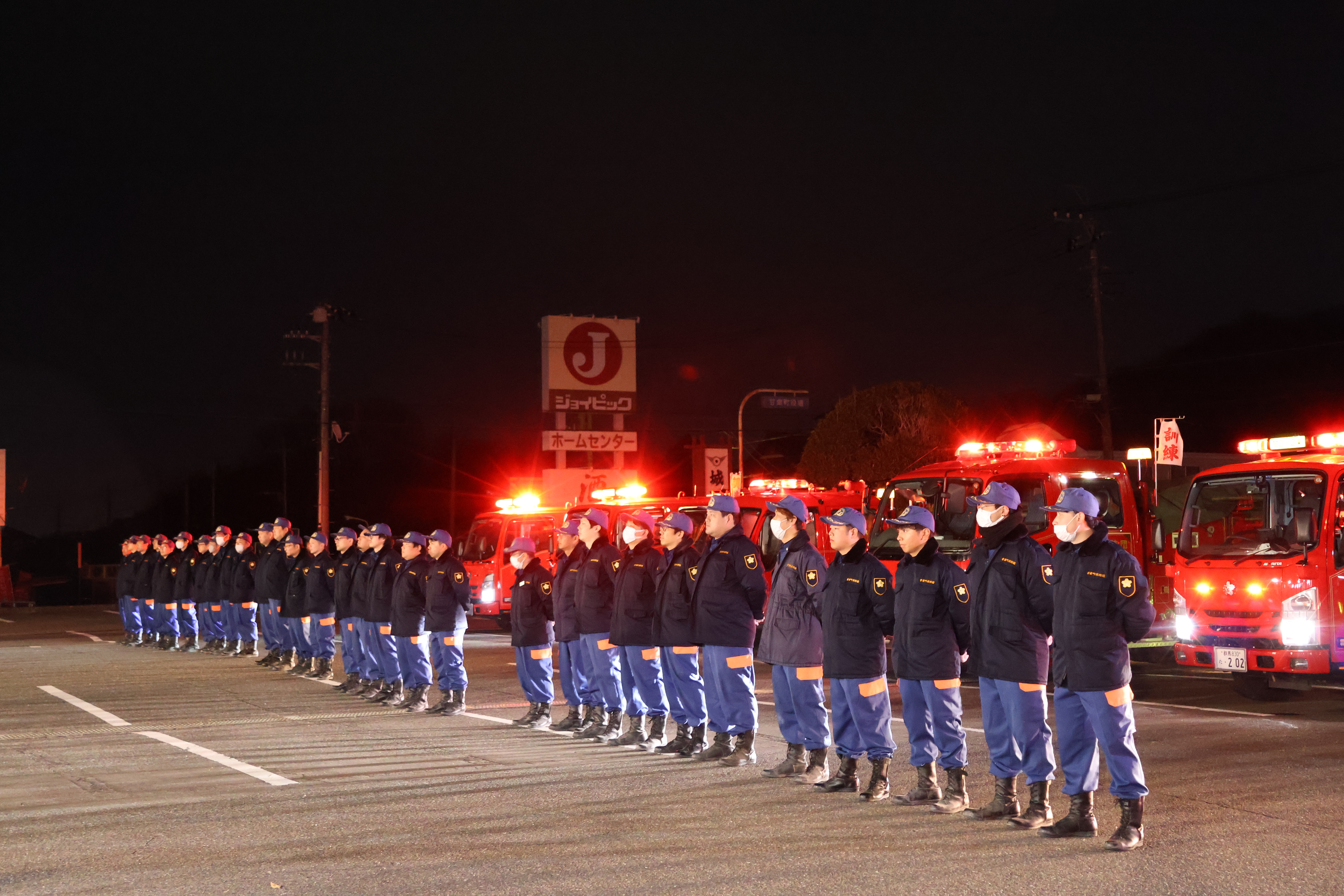 整列する消防団員の皆さん