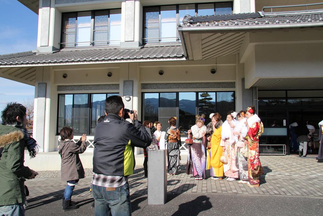 文化会館前で記念撮影