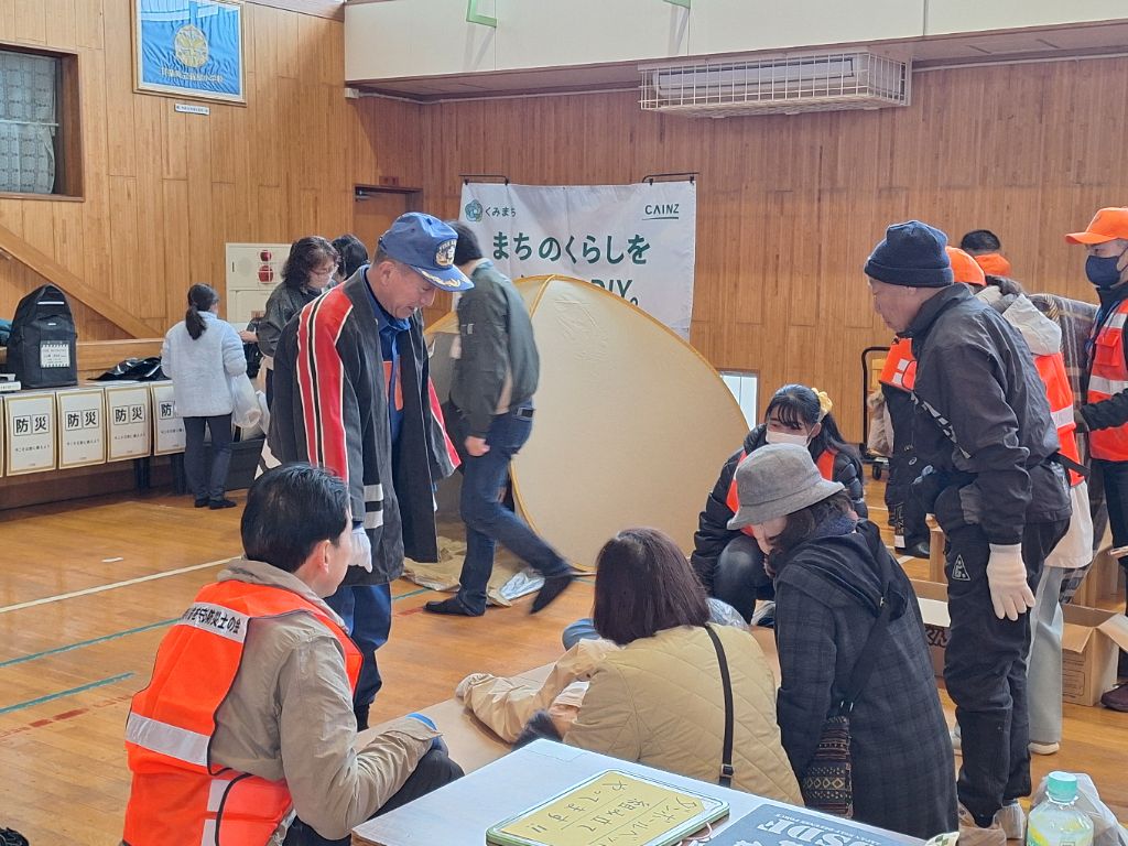 段ボールベッドの説明を受ける町長