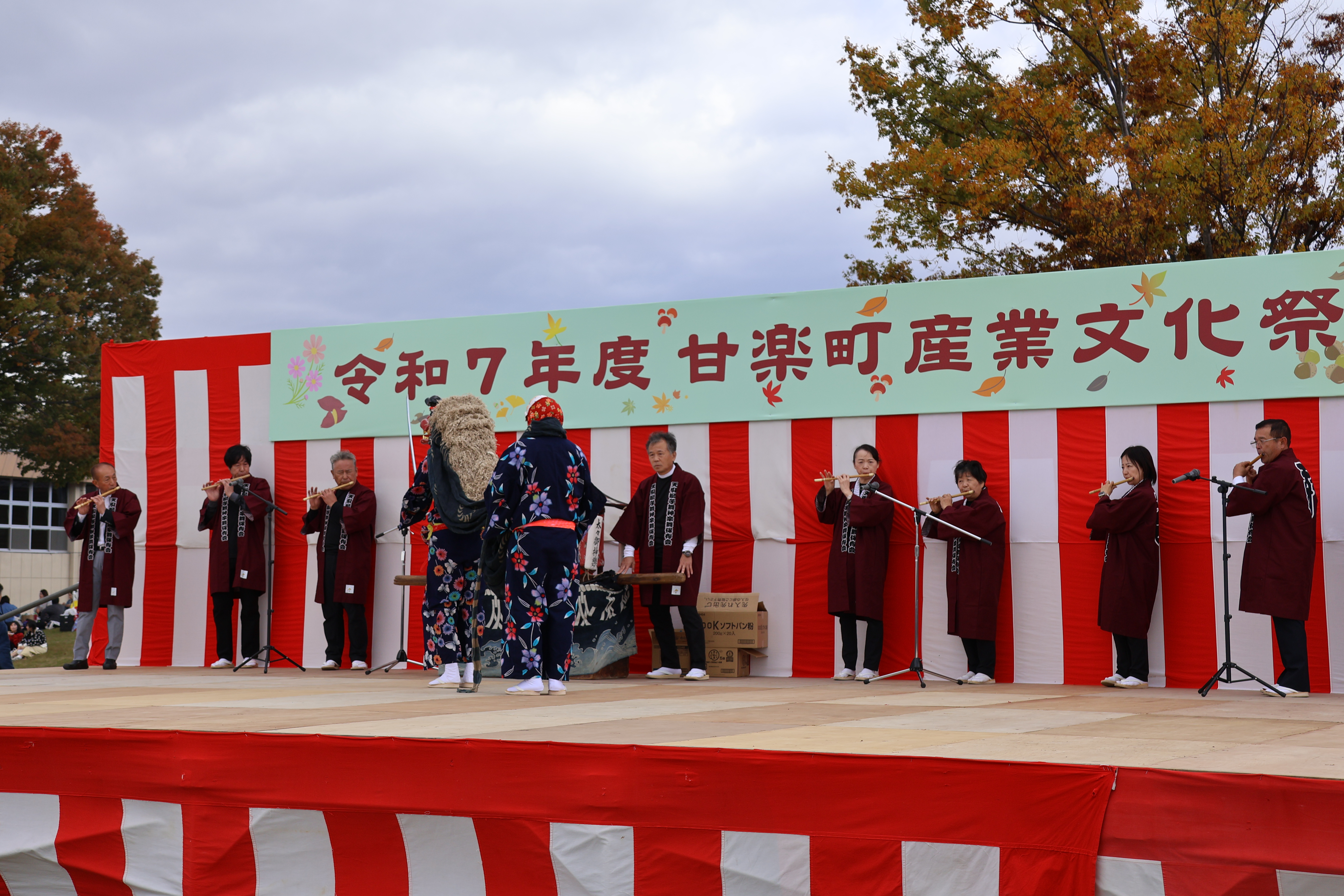 天引諏訪神社神楽舞で町長も笛を披露