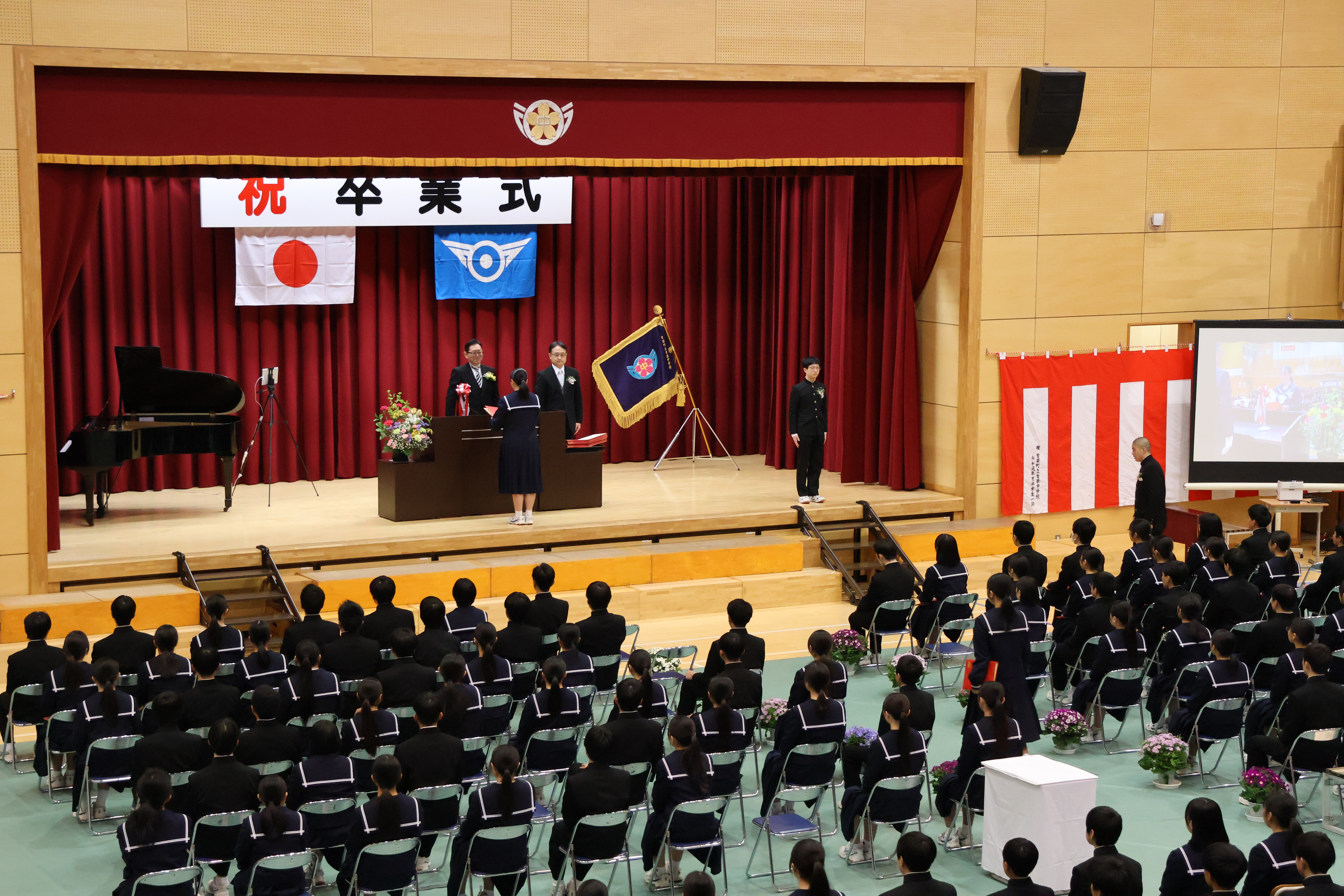 校長先生から卒業証書授与