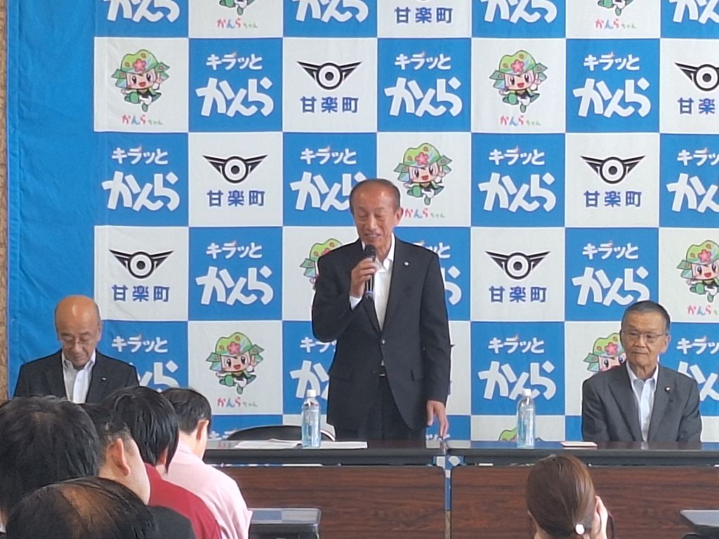 みなさんに挨拶する森平町長
