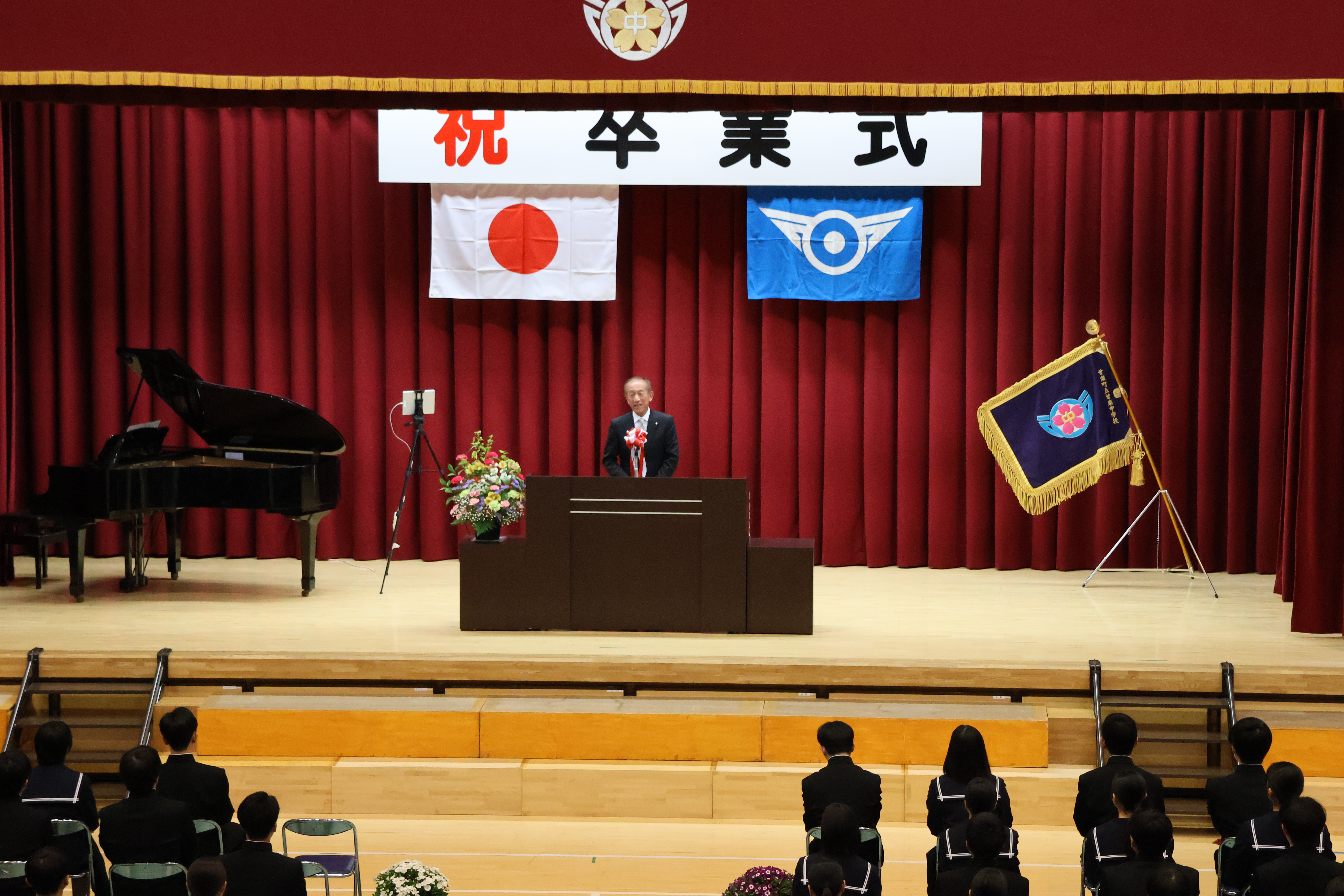 祝辞の述べる森平町長