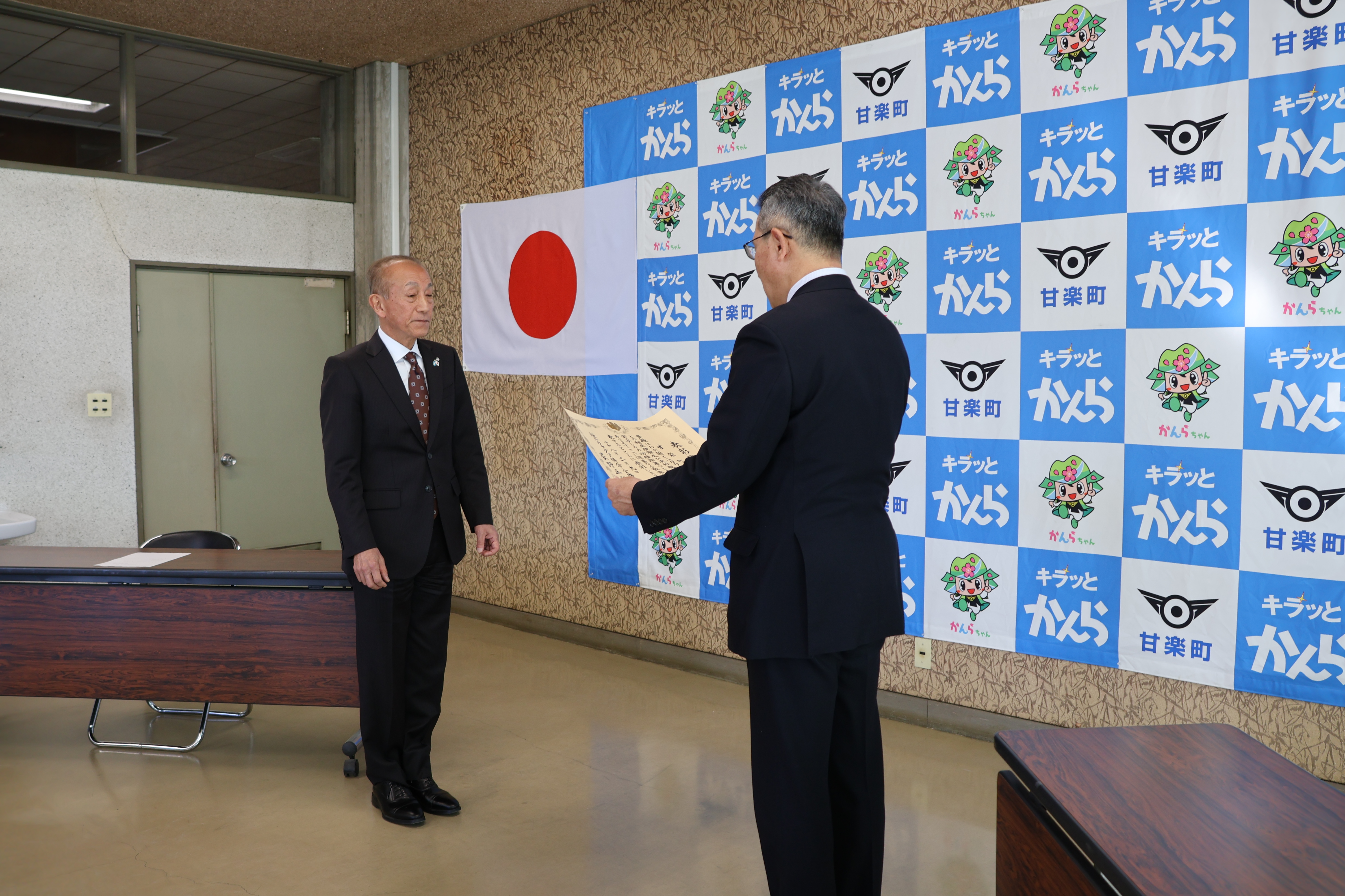 荻野大使より表彰される森平町長